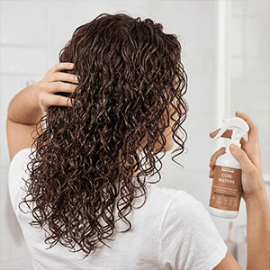 Aplicación del Spray para refrescar los rizos